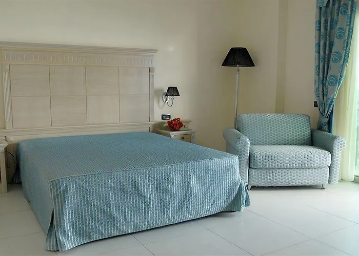 מלון Miramare Palace 4*