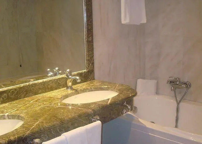 מלון Miramare Palace 4*